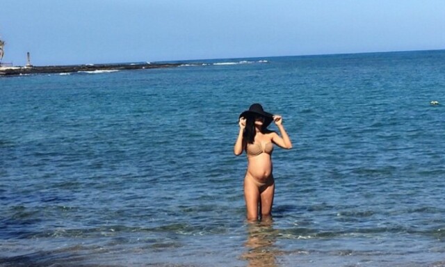 image: Naya Rivera viste babymagen på stranda